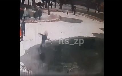 "Місто допитливих людей": у Мелітополі двоє дітей по черзі пробували лід на міцність і провалилися (відео)