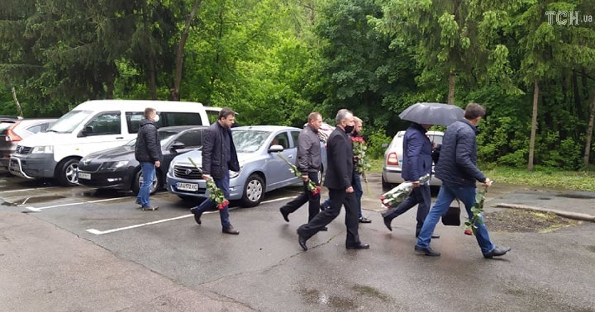 Під зливою та з посиленим рівнем приватності: у Києві прощаються з застреленим нардепом Давиденком
