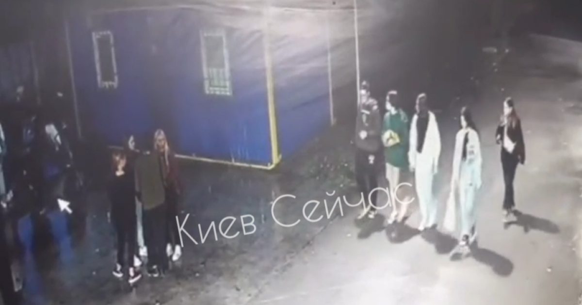 Зламали гойдалки і вирвали лавку: у Києві підлітки "культурно" відпочили у фітнес-парку "Озеро Лебедине" (відео)