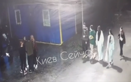 Сломали качели и вырвали скамейку: в Киеве подростки "культурно" отдохнули в фитнес-парке "Озеро Лебединое" (видео)