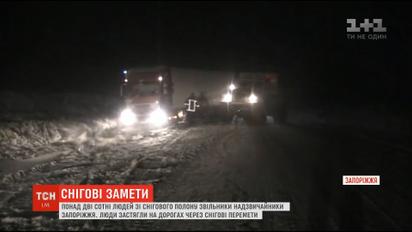 Вантажівки, маршрутки та швидкі: на Запоріжжі витягнули із снігового полону понад сотню машин
