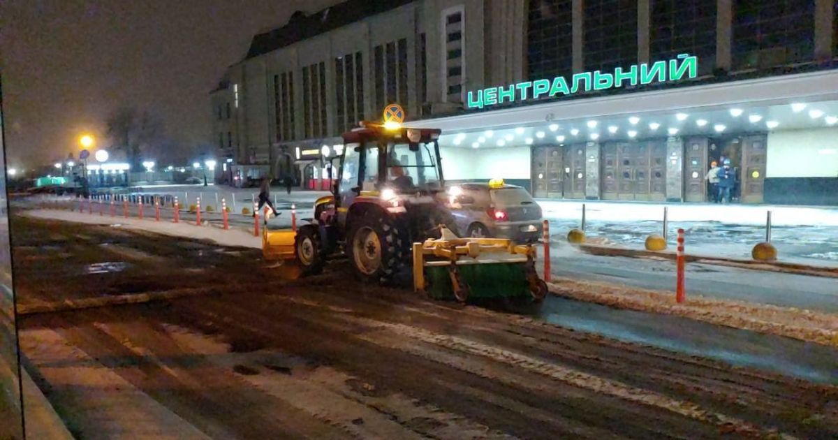 Снігопад у столиці: вночі на дорогах працювали 347 одиниць спецтехніки "Київавтодору"