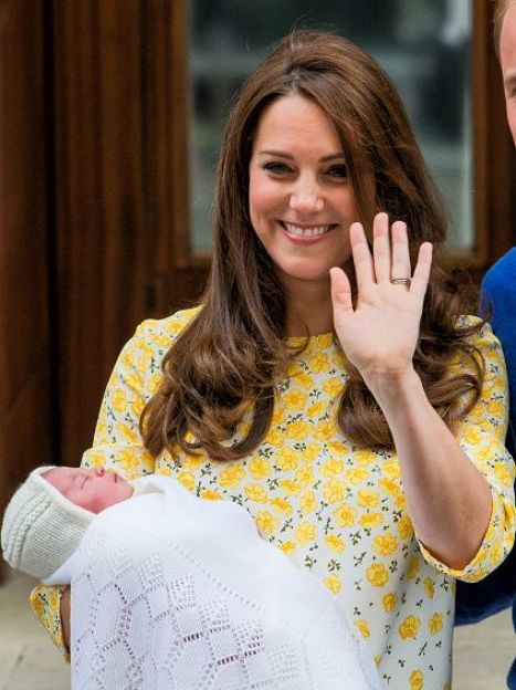 Герцогиня Кембриджская Кэтрин с принцессой Шарлоттой на руках спустя несколько часов после родов / © Getty Images