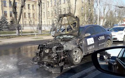 В Киеве во время движения загорелось такси