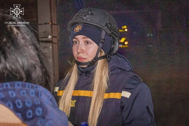 Психолог ГСЧС общается с жителями пострадавших домов / © Министерство внутренних дел Украины