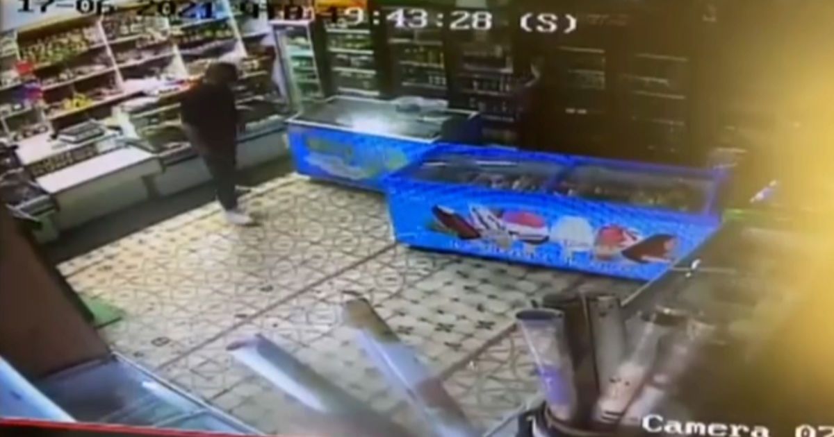 Під Харковом неадекватний покупець з кулаками накинувся на продавчиню