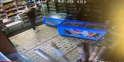 Під Харковом неадекватний покупець з кулаками накинувся на продавчиню