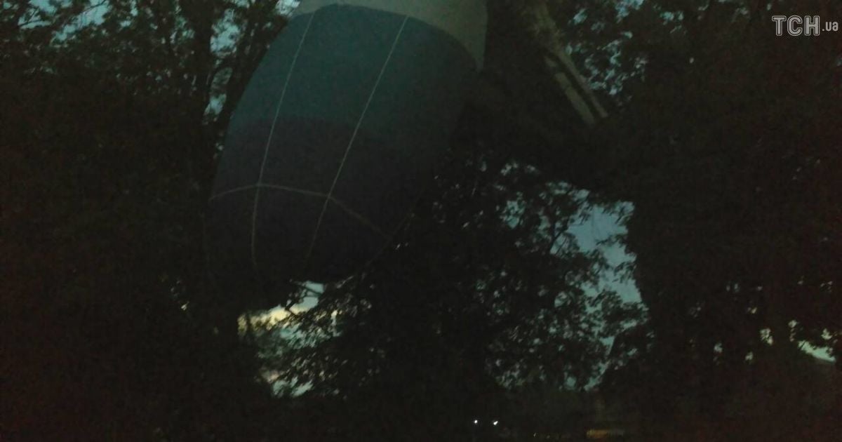 З'явилося відео падіння повітряної кулі з людьми на верхівки дерев на Кіровоградщині