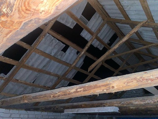 Поврежденная крыша дома в Киевской области