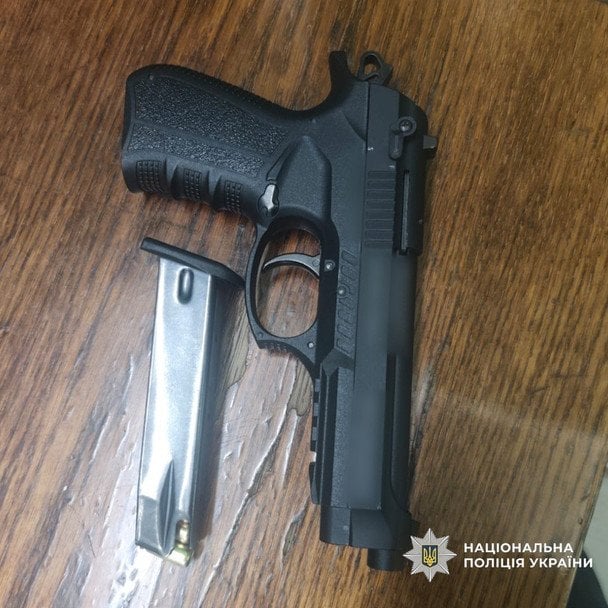 Стартовий пістолет.  / © Поліція Харківської області