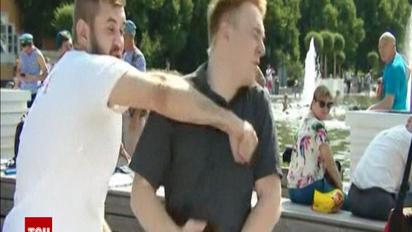 Перехожий вдарив російського журналіста по обличчю у прямому ефірі