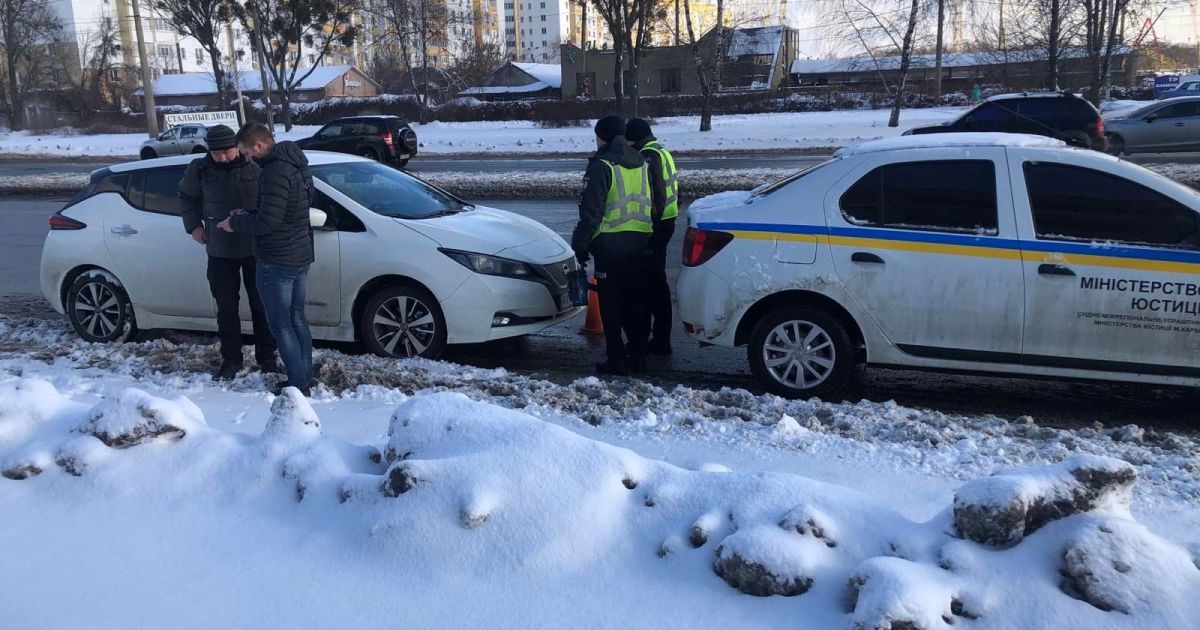 Не платил за коммуналку: в Харькове из-за долгов за тепло у мужчины забрали авто
