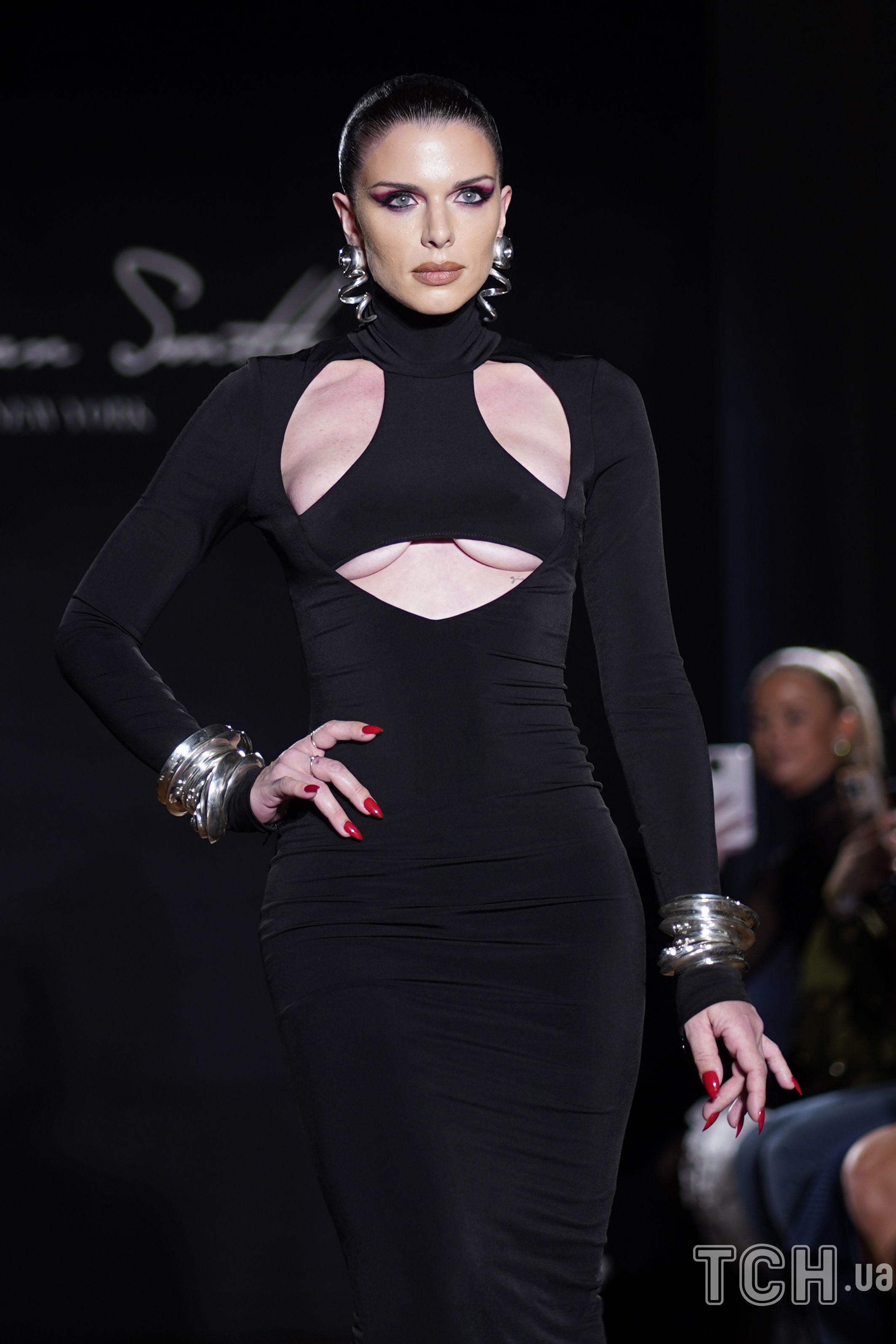 Жалаңаш жезөкшелер пәтер жинап жүр