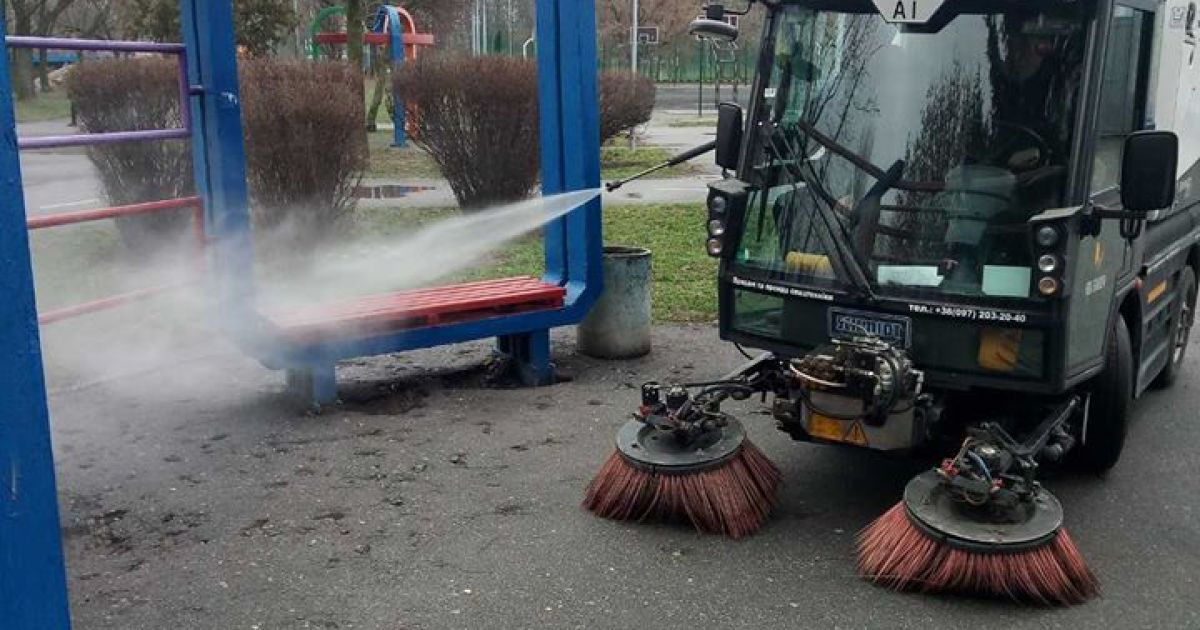 В Броварах из-за угрозы коронавируса начали дезинфицировать детские площадки и скамейки
