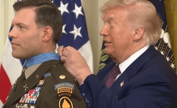 Президент Дональд Трамп надягає на шию військового Медаль Пошани  / © скриншот