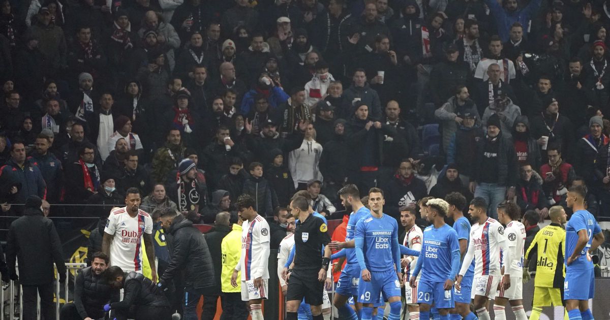Выходка фаната дорого стоила: французский клуб наказали за сорванный матч чемпионата