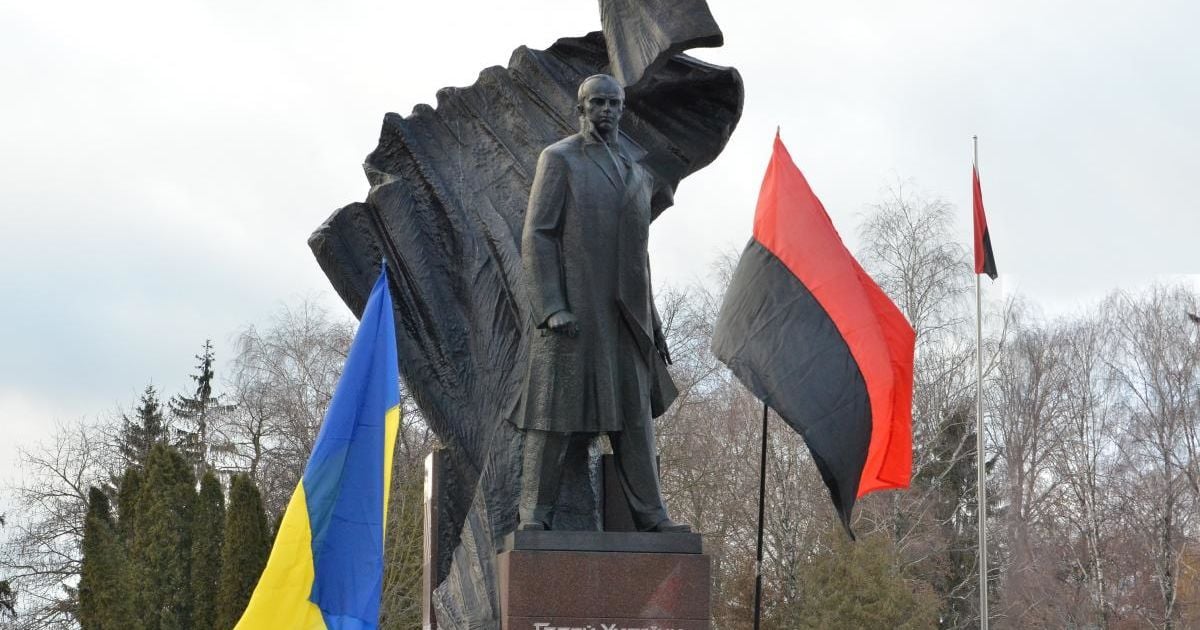 Пока камера на экспертизе: в Тернополе второй раз подряд осквернили памятник Бандере