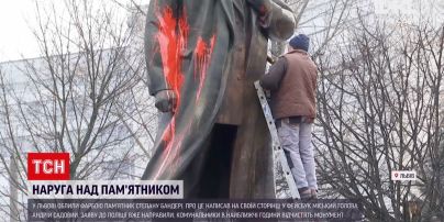 Львівський пам'ятник Степану Бандері облили фарбою