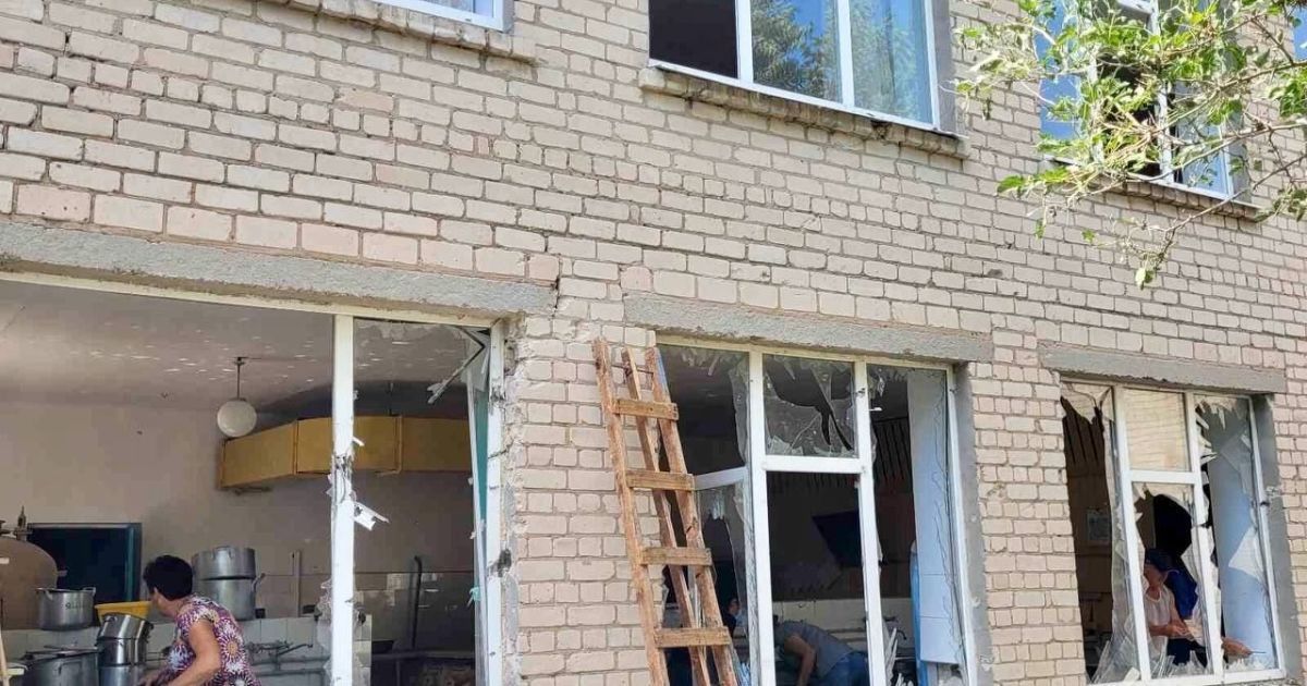 Вражеский снаряд попал во двор школы в селе Приморское Васильевского района. Фото/Запорожская ОВА