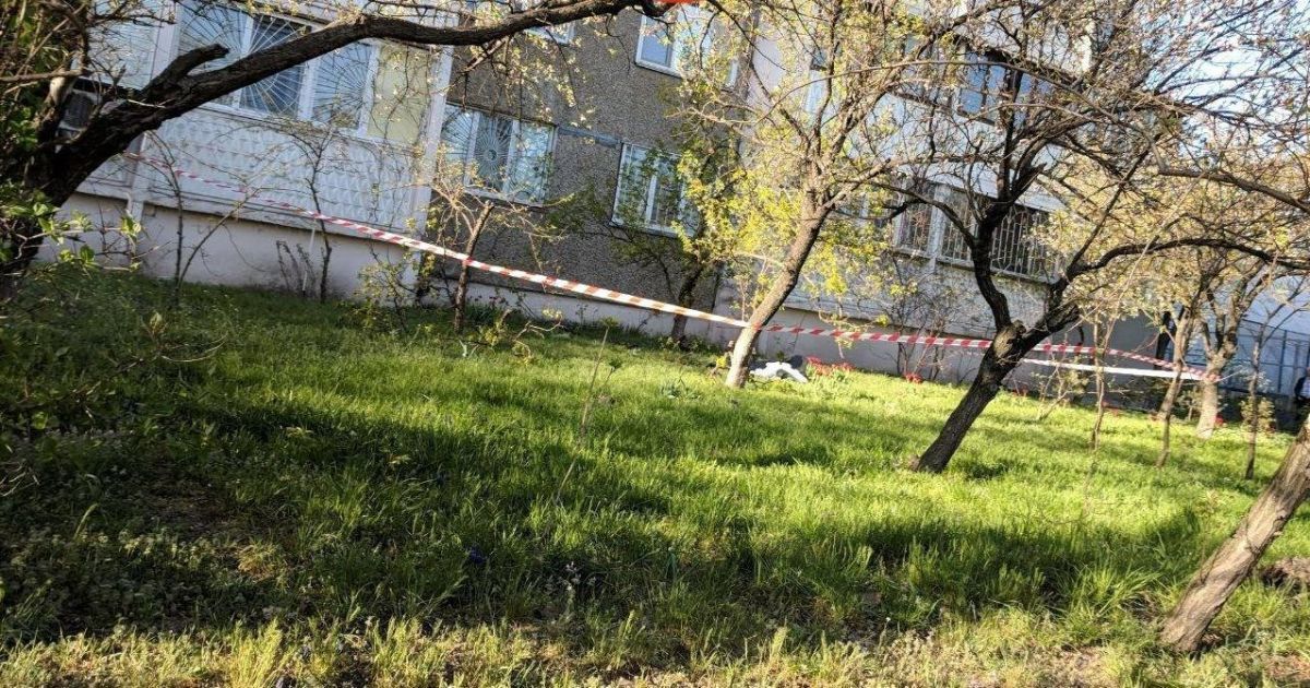 У Києві на Оболоні жінка випала з 12-го поверху