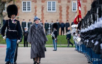 У довгій шубі та картатому капелюсі: королева Маргрете II зустрілася з гвардійцями