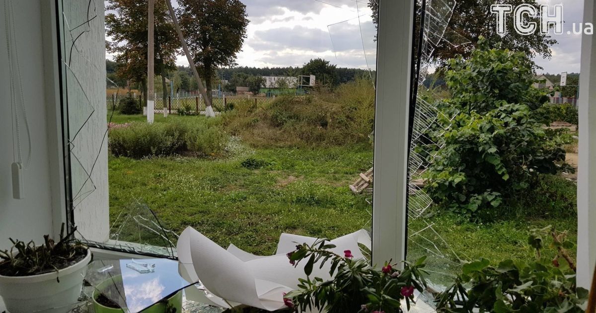 У Павлівці від вибухів розтрощило школу_12 / © Фото Івана Гребенюка/ТСН