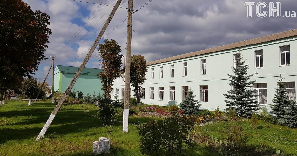 У Павлівці від вибухів розтрощило школу_5 / © Фото Івана Гребенюка/ТСН