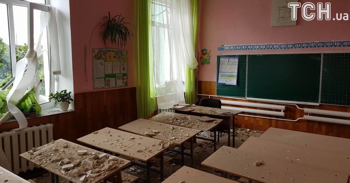 У Павлівці від вибухів розтрощило школу_10 / © Фото Івана Гребенюка/ТСН