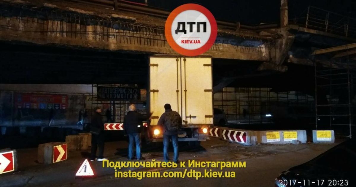 вантажівка застрягла під Шулявським шляхопроводом у Києві_2 / © dtp.kiev.ua