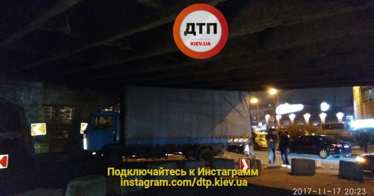 вантажівка застрягла під Шулявським шляхопроводом у Києві_1 / © dtp.kiev.ua