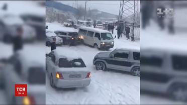 У російському Владивостоку зимова негода спричинила масштабну автотрощу