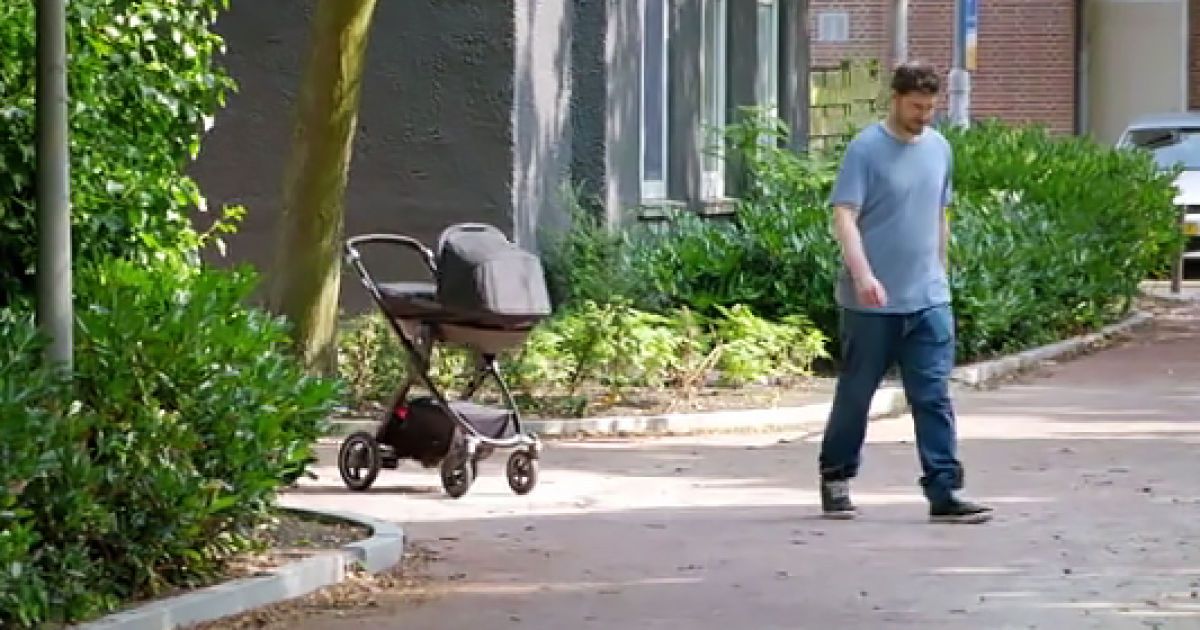Volkswagen оснастил детскую коляску "автопилотом" (видео)