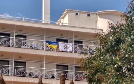 Скандал с флагом Украины. 30 детям угрожали выселением из отеля в Греции из-за флагов