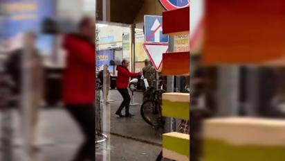 В Житомире мужчина станцевал перед работниками ТЦК