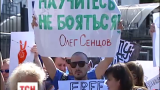 Под Российское посольство в Киеве вышли активисты поддержать Сенцова и Кольченко
