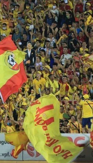 Футбол з глядачами: у В'єтнамі пустили вболівальників на стадіон