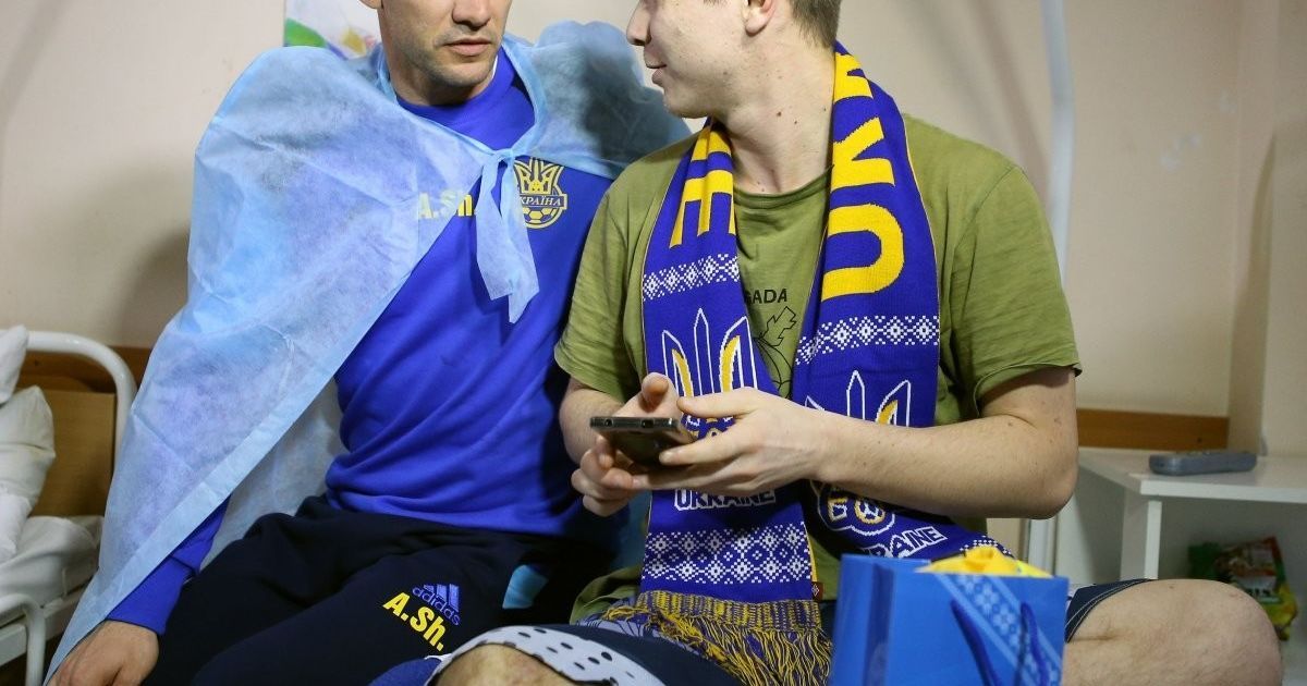 Гравці збірної України та головний тренер Андрій Шевченко сходили до воїнів у шпиталь. / © УНИАН