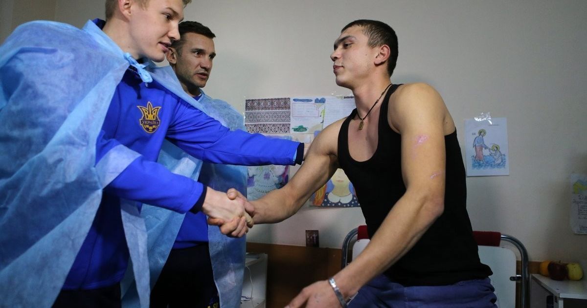 Гравці збірної України та головний тренер Андрій Шевченко сходили до воїнів у шпиталь. / © УНИАН