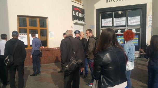 Утром 11 мая вход на станцию метро "Вокзальная" в Киеве закрыли на ремонт / © Наталья Макогон / Facebook