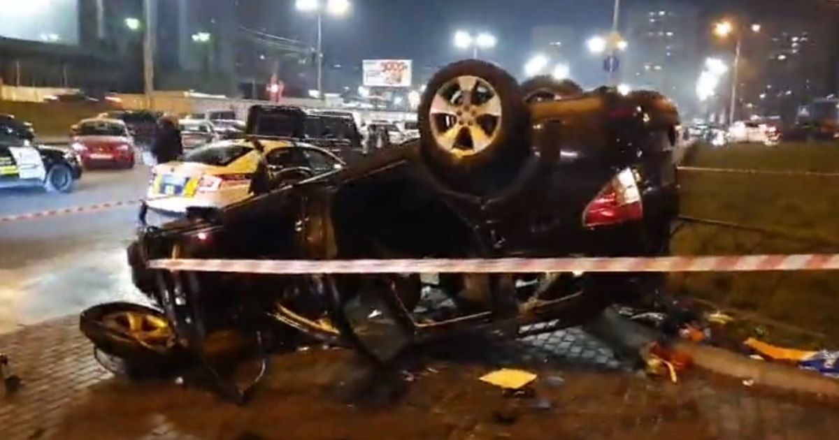 У Києві авто пробило огорожу і впало зі шляхопроводу