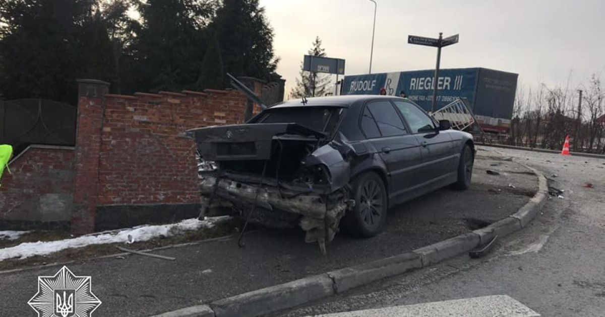 Устроил аварию сразу после штрафа. Водителя BMW на Львовщине ничего не учит