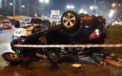 В Киеве авто пробило ограждение и упало с путепровода