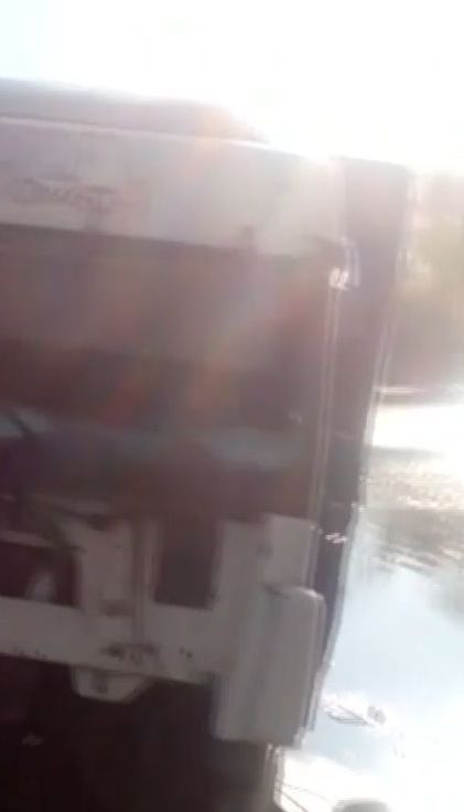 На Черниговщине грузовик сбил насмерть женщину и упал с моста в воду