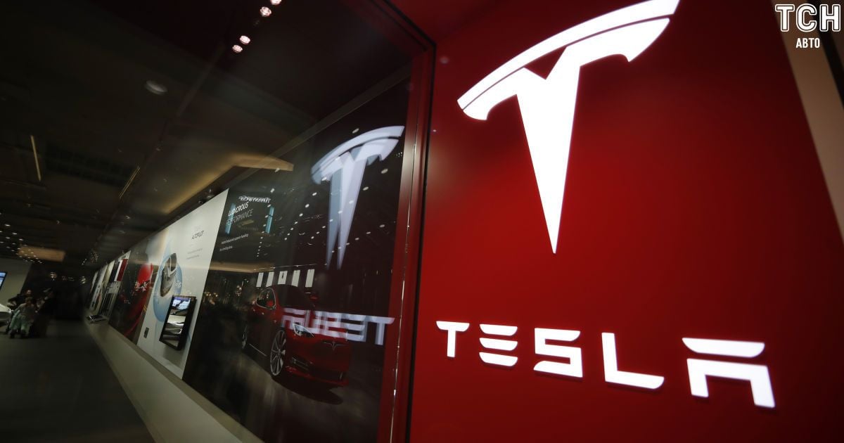 Tesla провокує своїх продавців на звільнення