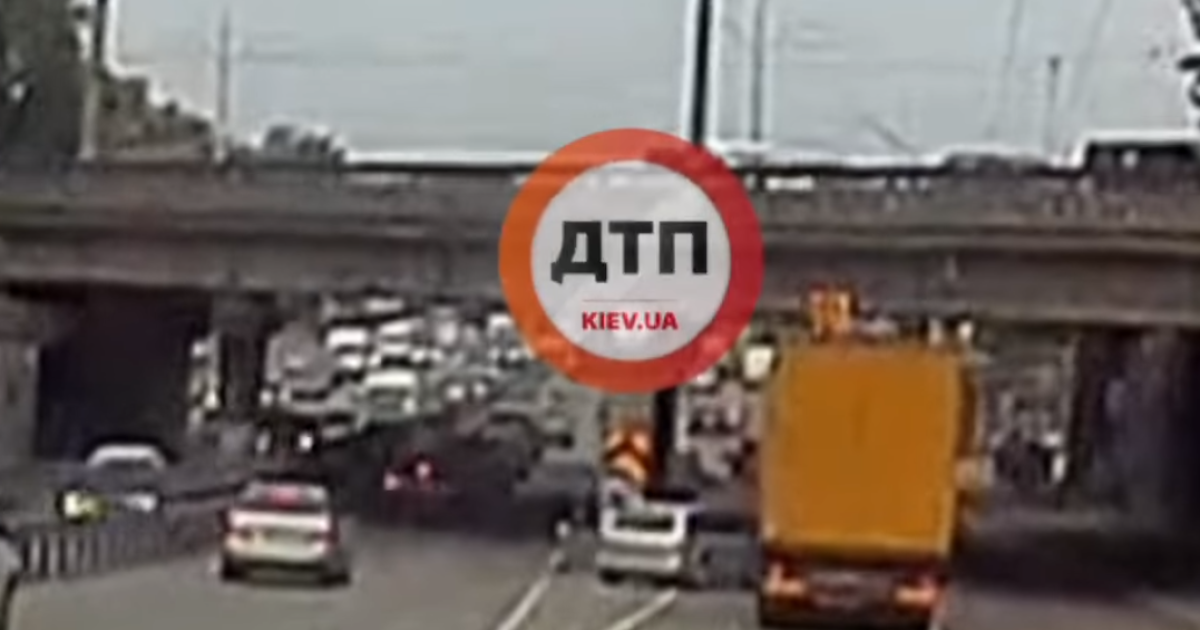 Новые подробности аварии с фурой в Киеве: появилось видео момента столкновения