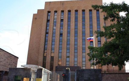 "Псевдомова" и "свидомые": посольство России в Армении опубликовало хамский комментарий по Украине
