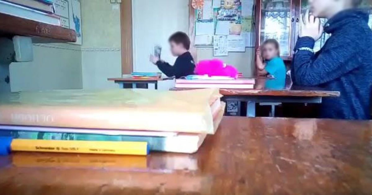 "Наш клас жив мирно без тебе". Учні школи на Запоріжжі зняли на відео скандальний урок