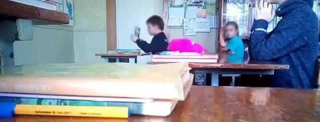 "Наш класс жил мирно без тебя". Ученики школы в Запорожье сняли на видео скандальный урок