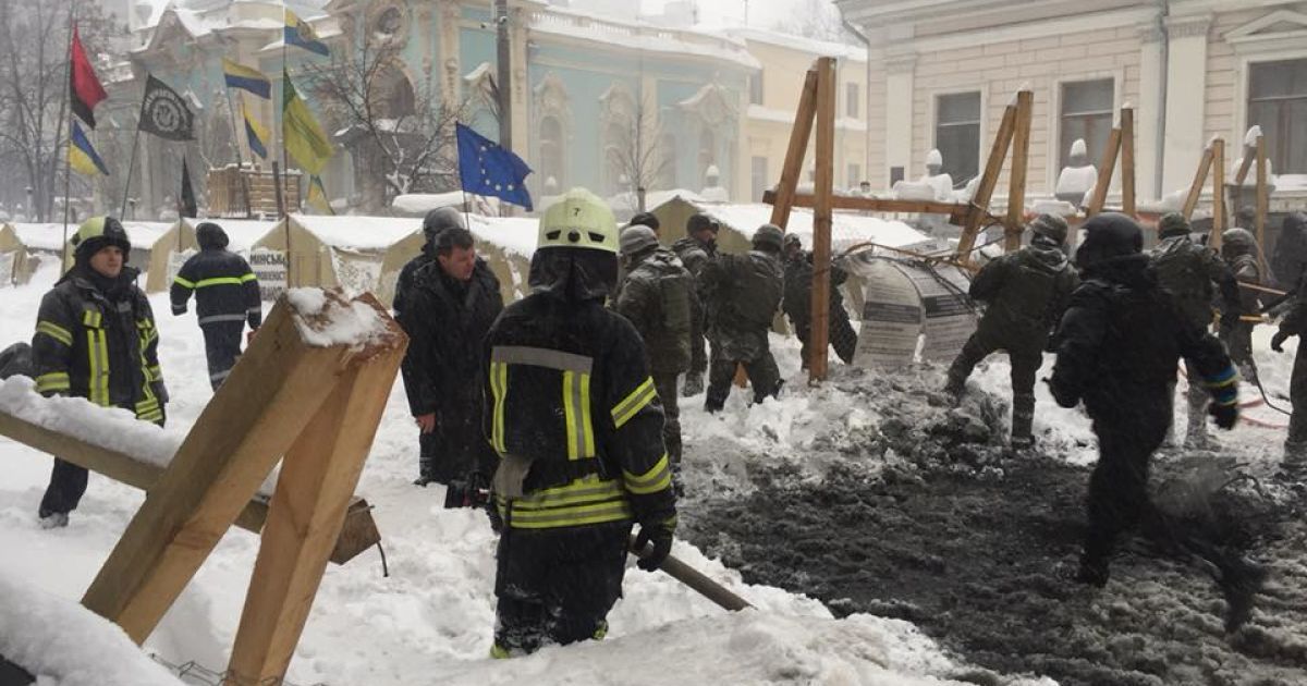 сутички під радою 3.03_3 / © facebook/Артем Шевченко