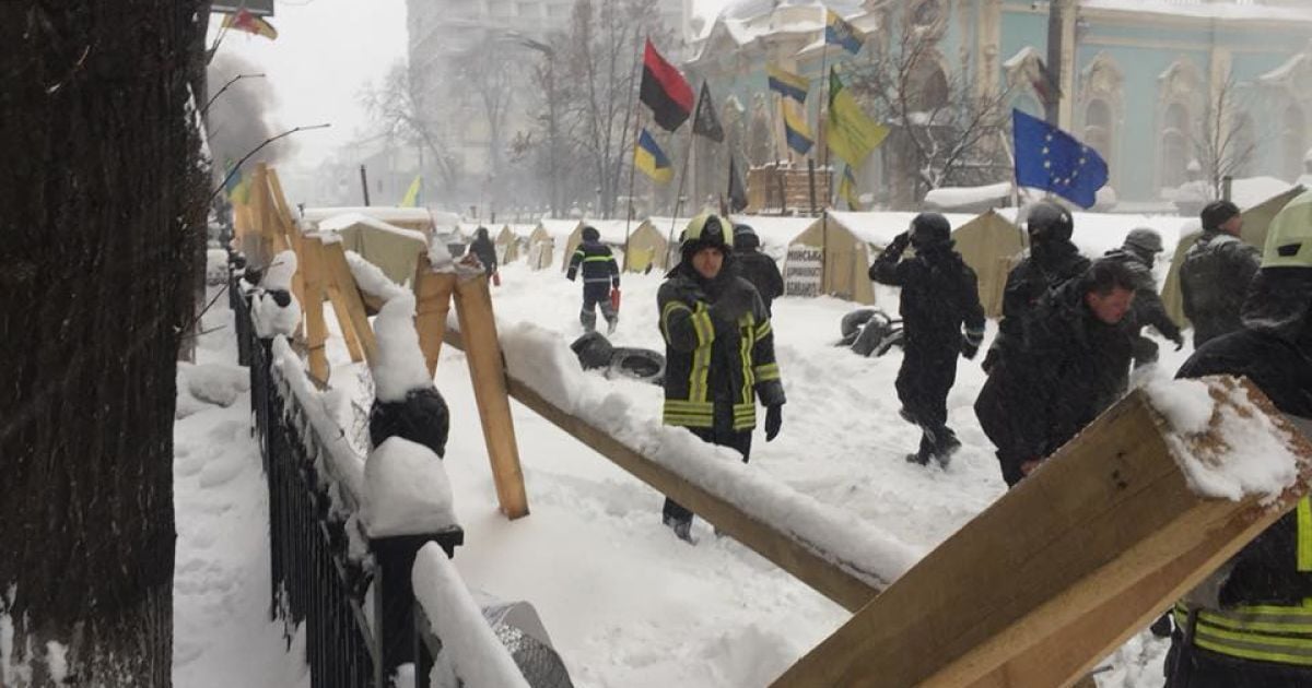 Шестеро активистов и четверо полицейских пострадали в столкновениях под радой